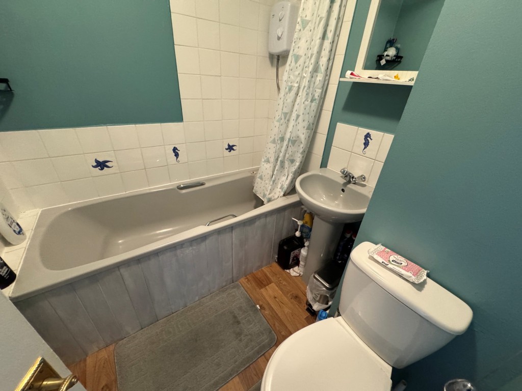 Lot: 113 - FREEHOLD MODERN TWO-BEDROOM HOUSE FOR INVESTMENT - Bathroom